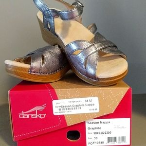 BNIB Dansko Season Nappa sandals in Graphite